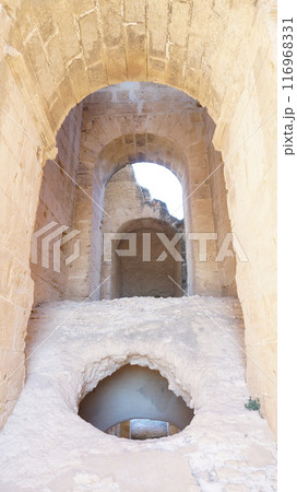 エル・ジェム円形闘技場、階段エリアの穴【チュニジア】 116968331