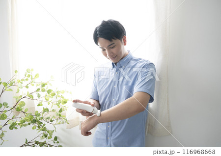 腕の脱毛をする若い男性 116968668
