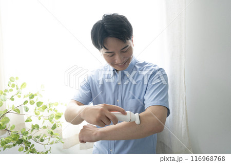 腕の脱毛をする若い男性 116968768
