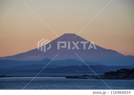 【神奈川県】稲村ヶ崎から眺める富士山の夕景 116968834