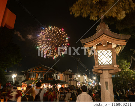 弥彦燈籠まつりの彌彦神社 奉納花火大会 弥彦燈籠まつりの彌彦神社 奉納花火大会 116969211