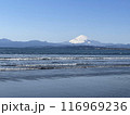 片瀬海岸から望む雪の富士山と穏やかな海 116969236