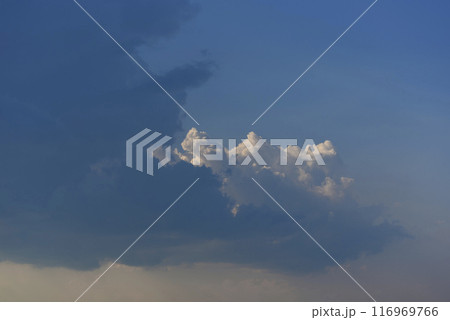Blue-white cumulus clouds in the rays of the sun. Thunderstorm clouds. 116969766