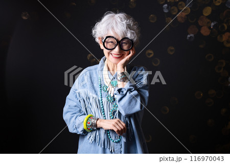 おしゃれと自由な自己表現を楽しむシニア女性 60代 70代 116970043