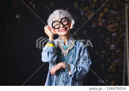 おしゃれと自由な自己表現を楽しむシニア女性 60代 70代 116970054