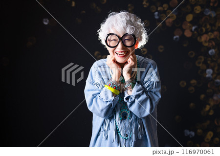 おしゃれと自由な自己表現を楽しむシニア女性 60代 70代 おしゃれと自由な自己表現を楽しむシニア女性 60代 70代 116970061