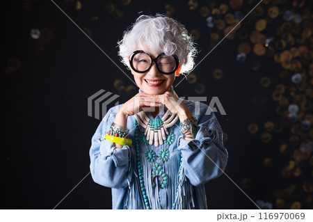 おしゃれと自由な自己表現を楽しむシニア女性 60代 70代 116970069