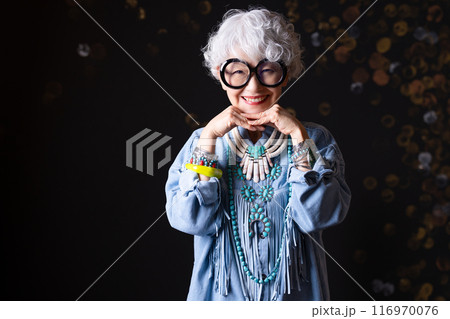 おしゃれと自由な自己表現を楽しむシニア女性 60代 70代 116970076