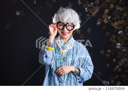 おしゃれと自由な自己表現を楽しむシニア女性 60代 70代 おしゃれと自由な自己表現を楽しむシニア女性 60代 70代 116970084