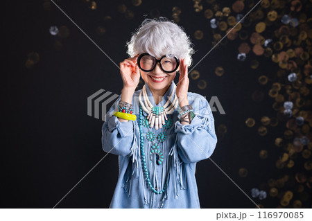 おしゃれと自由な自己表現を楽しむシニア女性 60代 70代 116970085