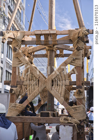 祇園祭 放下鉾の鉾建て(縄がらみ)2 祇園祭 放下鉾の鉾建て(縄がらみ)2 116970313
