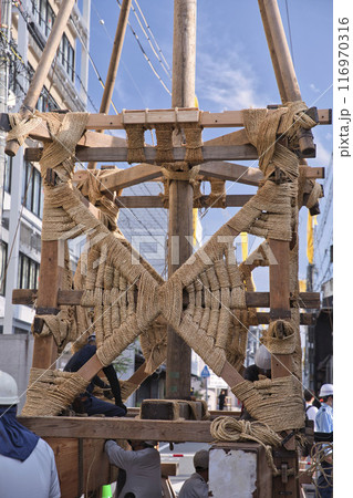祇園祭 放下鉾の鉾建て(縄がらみ)3 祇園祭 放下鉾の鉾建て(縄がらみ)3 116970316