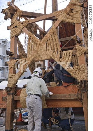 祇園祭 放下鉾の鉾建て(縄がらみ)13 祇園祭 放下鉾の鉾建て(縄がらみ)13 116970382