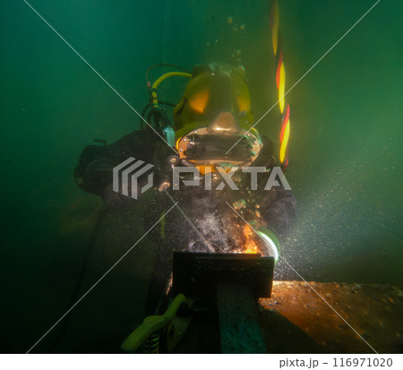 Underwater welding in deep ocean depths Underwater welding in deep ocean depths 116971020