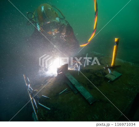 Underwater welding in deep ocean depths Underwater welding in deep ocean depths 116971034