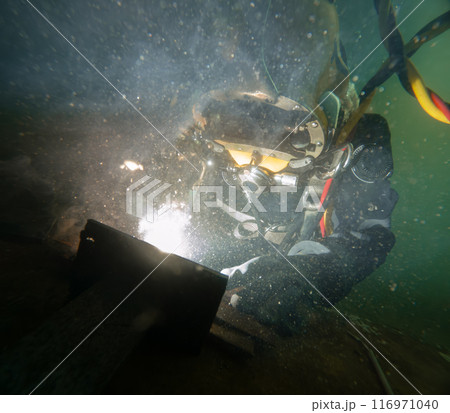 Underwater welding in deep ocean depths Underwater welding in deep ocean depths 116971040