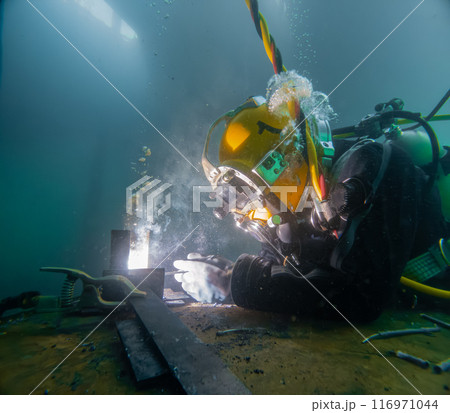 Underwater welding in deep ocean depths Underwater welding in deep ocean depths 116971044