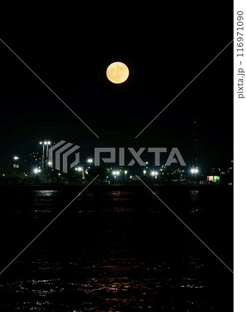 満月の夜に浮かぶ満月 満月の夜に浮かぶ満月 116971090