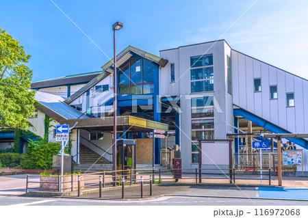 日本の寒川都市景観　JR相模線　寒川駅北口などを望む。寒川神社1500mの標識も＝令和6年7月21日 116972068
