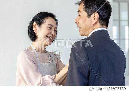 夫のネクタイを締める妻 夫のネクタイを締める妻 116972330