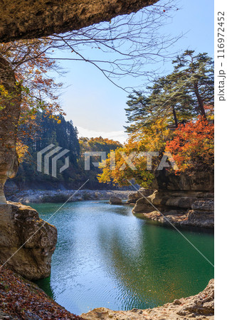 塔のへつり　秋の紅葉（日本福島県南会津郡下郷町） 116972452