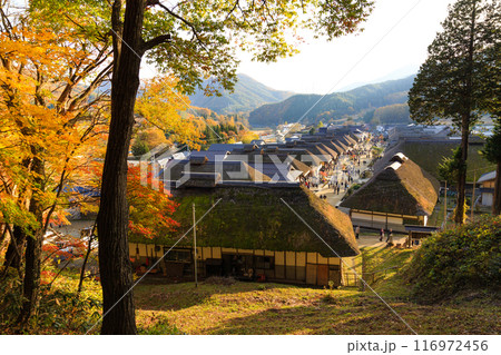 秋の大内宿 町並みと紅葉(日本福島県南会津郡下郷町) 秋の大内宿 町並みと紅葉(日本福島県南会津郡下郷町) 116972456