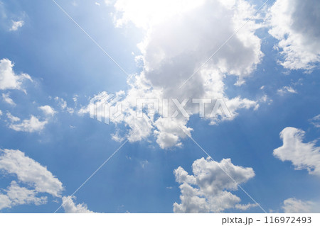 太陽と青空と白い雲 太陽と青空と白い雲 116972493