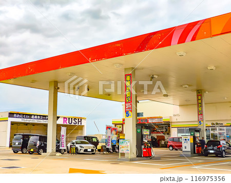 ガソリンスタンドとガソリン給油機のイメージ 116975356