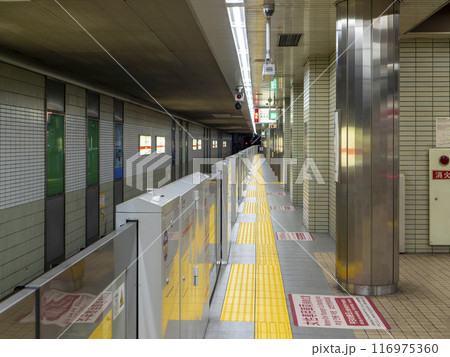 地下鉄の駅に設置されたホームドア 116975360