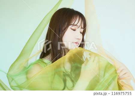 夏の女性ポートレート 116975755