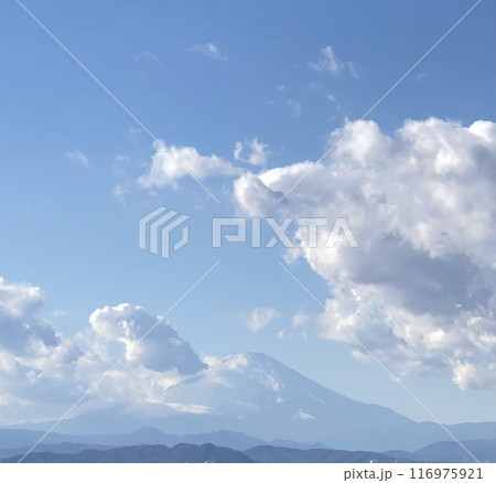 富士山と青空に浮かぶ白い雲 116975921