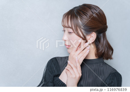 ジェルネイルをした若い女性 116976839