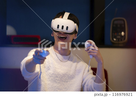 VRゴーグルをした若い男性 VRゴーグルをした若い男性 116976921