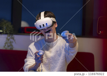 VRゴーグルをした若い男性 116976922