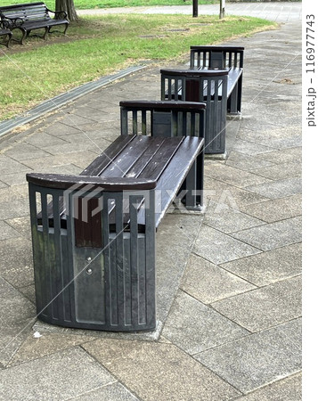 公園にある木製のベンチ 116977743