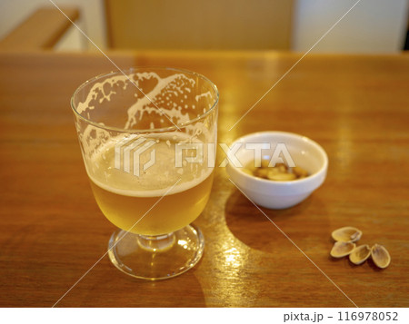テーブルの上の飲みかけのビール 116978052