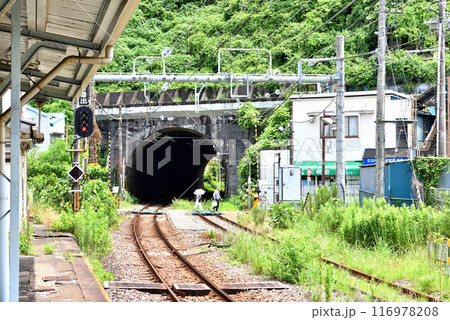 横須賀駅近くのトンネル手前踏切を渡る人 116978208