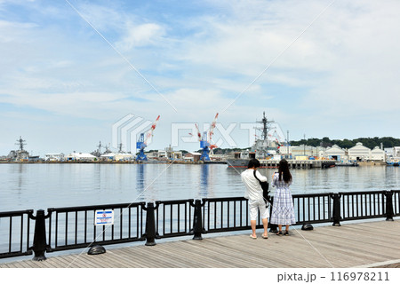 横須賀ヴェルニー公園で日傘をさすカップル 横須賀ヴェルニー公園で日傘をさすカップル 116978211