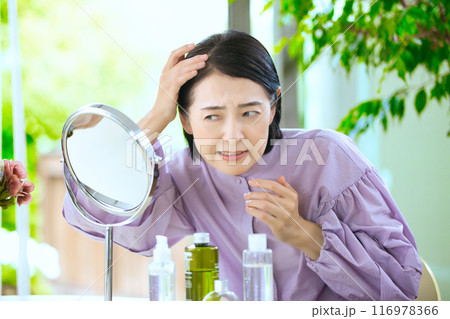 髪の毛を気にするミドル女性 116978366