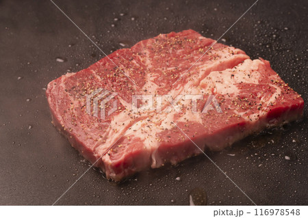 ステーキ 牛ステーキ 牛肉を焼く ステーキ 牛ステーキ 牛肉を焼く 116978548