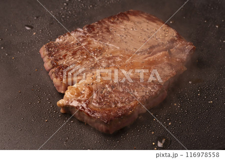 ステーキ　牛ステーキ　牛肉を焼く 116978558