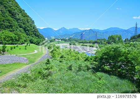 清流魚野川　立柄橋から上流　山・川の風景　新潟県湯沢町　 116978576