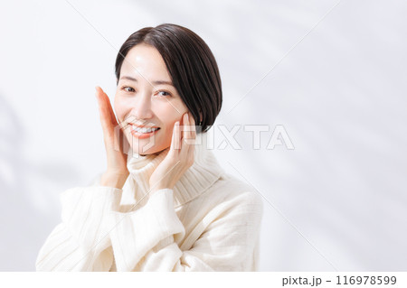 タートルネックニットを着た女性 116978599