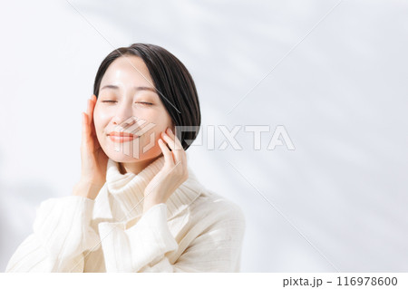 タートルネックニットを着た女性 タートルネックニットを着た女性 116978600