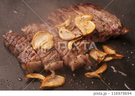 ステーキ　ガーリックステーキ　牛肉を焼く　にんにく 116978694