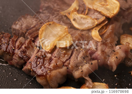 ステーキ ガーリックステーキ 牛肉を焼く にんにく ステーキ ガーリックステーキ 牛肉を焼く にんにく 116978698