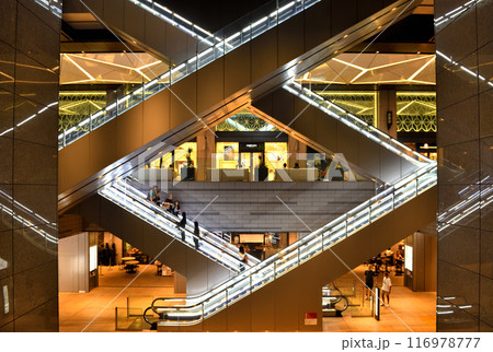 東京京橋のエドグランビル内部のエスカレーター 116978777