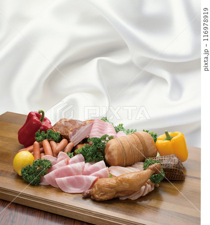 カッティングボードに乗ったベーコンと野菜 116978919