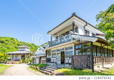 道の駅花の三聖苑伊豆松崎　松崎の歴史「三聖会堂」依田佐二平が開校「大沢学舎」郷土資料展示 116979282