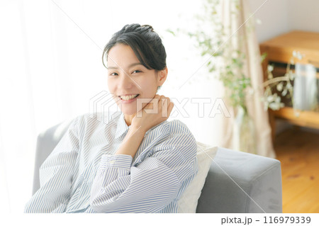 リビングでくつろぐ30代女性 リビングでくつろぐ30代女性 116979339